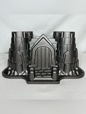 Nordic Ware Castle Shaped Bundt Pan. 10 Cup